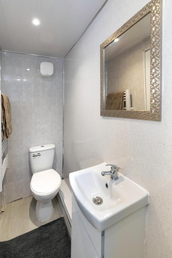 Stockton Town Centre Studio Apartments Free Parking And Wi-Fi מראה חיצוני תמונה