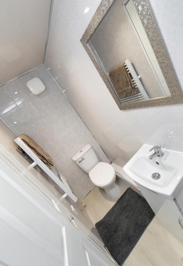 Stockton Town Centre Studio Apartments Free Parking And Wi-Fi מראה חיצוני תמונה