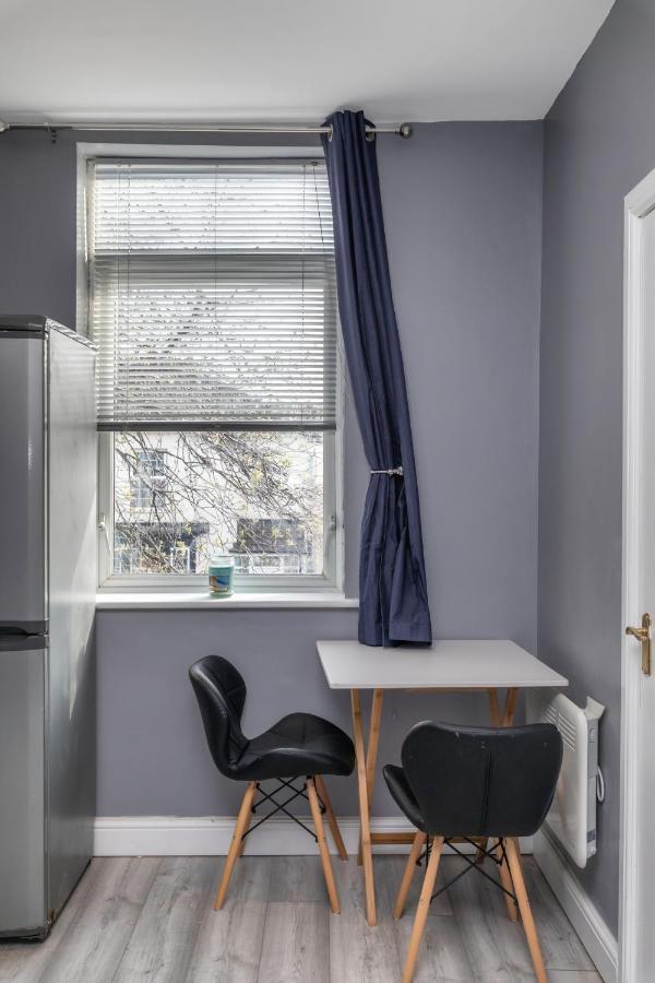 Stockton Town Centre Studio Apartments Free Parking And Wi-Fi מראה חיצוני תמונה