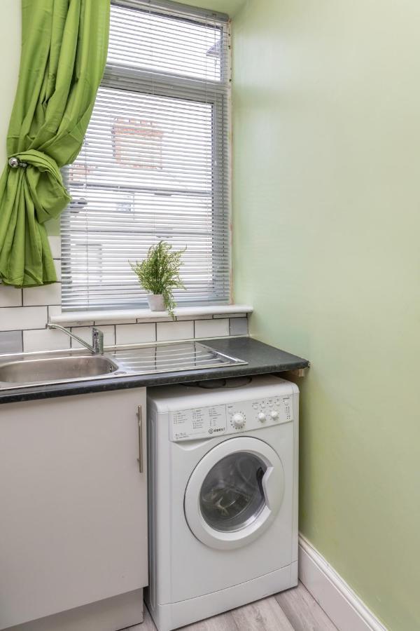 Stockton Town Centre Studio Apartments Free Parking And Wi-Fi מראה חיצוני תמונה