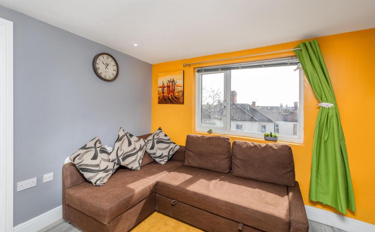 Stockton Town Centre Studio Apartments Free Parking And Wi-Fi מראה חיצוני תמונה